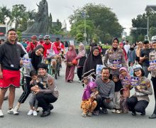 Polwan Ditlantas Polda Riau Ajak Pengunjung Car Free Day Ciptakan Pemilu Damai - JPNN.com