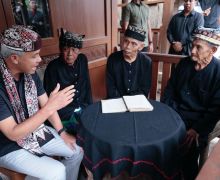 Kunjungi Komunitas Osing, Ganjar Disuguhi Pembacaan Lontar Kisah Nabi Yusuf - JPNN.com