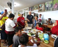 Mampir di Warung Sego Tempong Banyuwangi, Ganjar Mentraktir Pengunjung Makan Siang - JPNN.com