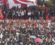 Puluhan Ribu Massa Diguyur Hujan di Hajatan Rakyat Banyuwangi, Megawati Ucap Terima Kasih - JPNN.com