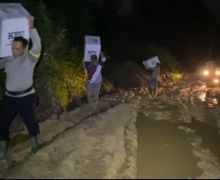 Polisi di Riau Pikul Kotak Suara dan Tempuh Jalan Berlumpur Demi Kelancaran Pemilu - JPNN.com