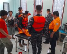 TNI AL Mengevakuasi Jenazah di Perairan Arus Damai - JPNN.com