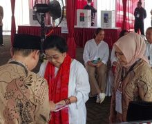 Megawati Mencoblos di TPS 053 Kebagusan, Lihat Siapa yang Mendampingi - JPNN.com
