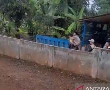 Polisi di Sukabumi Gendong Lansia Sejauh 500 Meter Untuk Mencoblos Pemilu - JPNN.com