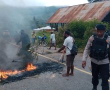 Salah Paham Pemindahan Kotak Suara, Warga Blokir Jalan Trans Papua - JPNN.com