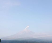 Gunung Semeru Erupsi dengan Menyemburkan Abu Vulkanik Setinggi 1 Km di Atas Puncak - JPNN.com