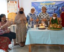 Aquaproof Berbagi Kasih dengan Oma Opa di Panti Werdha Wisma Mulia - JPNN.com