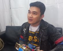 Ikut Meriahkan Festival Makan Receh, Aldi Taher Santai Manggung Pakai Sepatu Jebol - JPNN.com