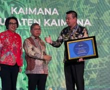 Perdana Kaimana Raih Adipura, Bupati Freddy Thie Buka Rahasia Suksesnya - JPNN.com