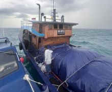 Tegas, Bea Cukai Menindak Kapal Pengangkut Kain dan Sepatu Bekas di Perairan Batam - JPNN.com