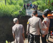 Jembatan di Randuacir Salatiga Roboh, 1 Orang Meninggal Dunia, 2 Terluka - JPNN.com