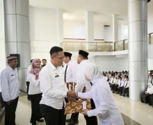 Ratusan Hononer di Lombok Timur Terima SK PPPK, Begini Pesan Juaini Taofik - JPNN.com