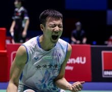 Lihat Detik-Detik Wang Tzu Wei Mengubur Viktor Axelsen di French Open 2024 - JPNN.com