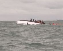Diterjang Ombak Tinggi, Kapal Pembawa 30 Penumpang Terbalik di Kepulauan Seribu - JPNN.com