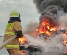 1 Kapal Pesiar Terbakar di Perairan Kepulauan Seribu - JPNN.com