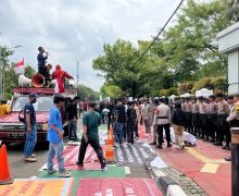 Aksi di PTUN dan MA, Massa KMUP Bakar Ban Minta Awasi Gugatan PT SKB - JPNN.com