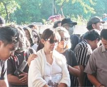 Tangis Pilu Kerabat Iringi Pemakaman Ade Paloh - JPNN.com