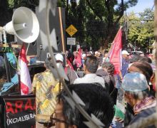 Diadang Brimob-TNI, Massa Tolak Hasil Pemilu Berdatangan di Depan Gedung KPU - JPNN.com