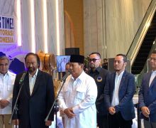 Bersalaman dan Berpelukan, Prabowo Berterima Kasih kepada Surya Paloh - JPNN.com