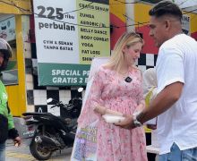 Ungkap Rasa Syukur, Robby Shine dan Istri Berbagi 600 Takjil di Jalan - JPNN.com