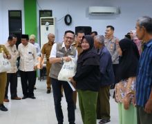 Pemkot Palembang Bagikan 300 Paket Sembako untuk Warga SU II - JPNN.com