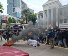 Demo di PTTUN Memanas, Massa Minta Hakim Tak Masuk Angin Menyidangkan Sengketa di Murutara - JPNN.com