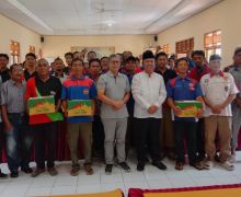Honorer Penjaga Sekolah Dapat Bingkisan Lebaran dari Pramuka, Tunggu Diangkat ASN - JPNN.com