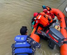 TNI AL Mengevakuasi Korban Tenggelam di Berau Kaltim - JPNN.com
