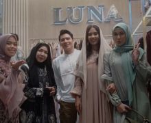 Ridho Ilahi Berburu Baju Lebaran untuk Ibunda Jelang Hari Raya Idulfitri - JPNN.com