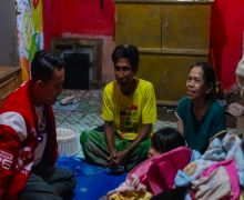 Warga Bogor Kaget & Terharu Didatangi Sendi Fardiansyah Sespri Bu Iriana di Malam Takbiran - JPNN.com