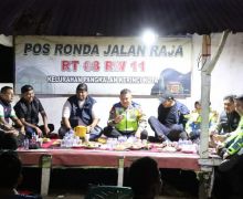 AKBP Suwinto Ikut Jaga Malam di Poskamling di Pelalawan - JPNN.com