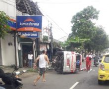 Mobil Ambulans Bawa Rombongan Halalbihalal Terguling di Tulungagung - JPNN.com