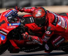 MotoGP Spanyol Gila, Pecco Juara, Roda Motornya Menyenggol Bahu Marquez - JPNN.com