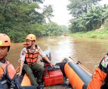 Remaja Tenggelam di Kali Ciliwung Ditemukan Sudah Meninggal Dunia - JPNN.com