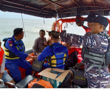 TNI AL Membantu Evakuasi Penumpang Kapal Karam di Kepulauan Meranti - JPNN.com