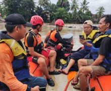 Basarnas Sumsel Mengerahkan Personel Mengevakuasi Warga Terdampak Banjir di OKU - JPNN.com