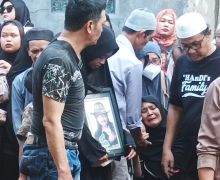 Tangisan Istri dan Anak Mengiringi Pemakaman Jhonny Iskandar - JPNN.com