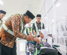 Nikmati Fasilitas Fast Track, 352 JCH Kloter Pertama Embarkasi Solo Dilepas Nana Sudjana - JPNN.com