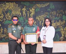 Babinsa di Pulau Terluar Terima Penghargaan dari BKKBN, Danrem Brigjen TNI Antoninho Ikut Bangga - JPNN.com