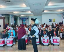 445 Calon Jemaah Haji Asal Bangka Berangkat dari Bandara SMB II Palembang - JPNN.com
