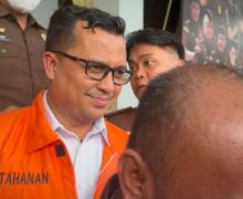 Kadisdik Riau Tengku Fauzan Tersenyum Lebar Saat Akan Dijebloskan ke Penjara - JPNN.com