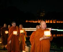 Menuju Perayaan Waisak: 40 Bhikkhu Thudong Jalan Kaki dari TMII Menuju Candi Borobudur - JPNN.com