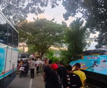 Hindari Pemotor, Bus Surya Kencana Terguling di Lombok Timur, Sejumlah Penumpang Terluka - JPNN.com