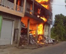 Sebuah Gudang di Sukoharjo Ludes Terbakar - JPNN.com
