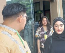 Gugat Cerai Aditya Zoni, Yasmine Ow Hadiri Sidang Perdana - JPNN.com