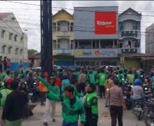 Driver Ojol Dikeroyok Jukir di Pekanbaru, Ratusan Rekannya Membalas, Ricuh, Dor! - JPNN.com