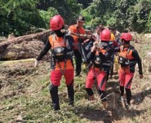 Dramatis, 6 Orang di Atap Mobil Terbawa Arus Banjir Ogan Komering Ulu - JPNN.com