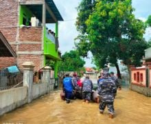 Prajurit TNI AL Membantu Warga Terdampak Banjir di Cirebon - JPNN.com