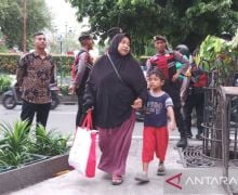 Jokowi Bagi-Bagi Sembako Kepada Warga, Ada yang Menangis Karena Antre - JPNN.com
