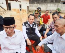 Tinjau 2 Lokasi Banjir di OKU, Agus Fatoni Beri Bantuan Kepada Warga Terdampak - JPNN.com